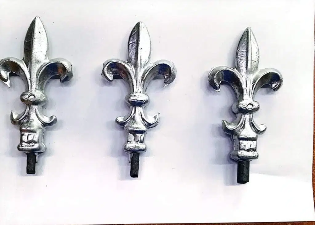 Cast fleur-de-lis ornaments CD-021 Rosettes, Flowers & Cast Décor — Deco Blossom Kenya