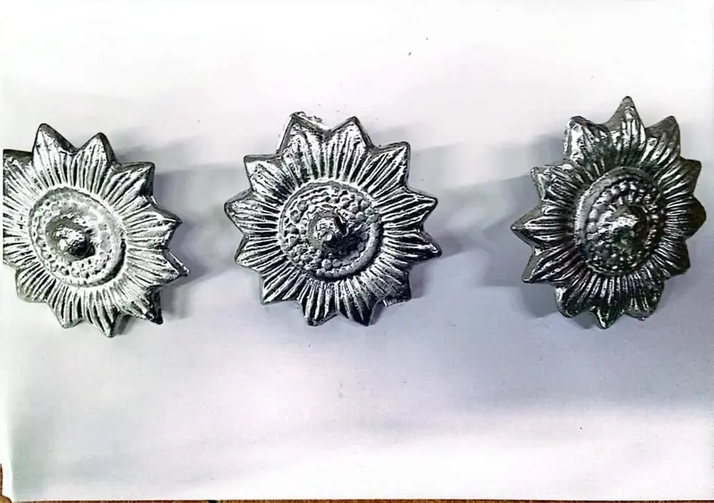 Pyrethrum gates-pyrethrum-hand-painted Rosettes, Flowers & Cast Décor — Deco Blossom Kenya